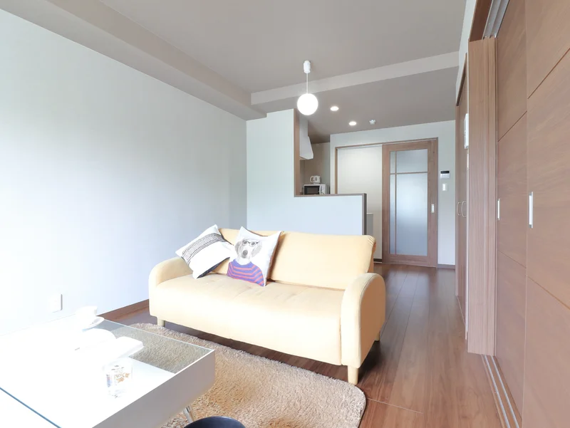 築浅の物件で清潔感のある物件となっております♪自宅で暮らすようなゆったりとした空間が魅力的♪出張の方はもちろん、学生さんや観光でいらっしゃる方にもKマンスリーのお部屋は家具・家電・備品の充実度が高いため大変ご好評いただいております