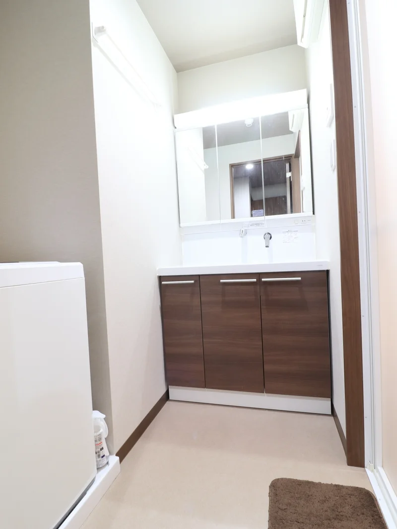 忙しい朝でも余裕をもって身だしなみが整えることができる独立洗面台！室内洗濯機なので天気が悪い日でも洗濯することができます。また、洗濯洗剤もご用意しておりますので、入居即日に洗濯可能です♪