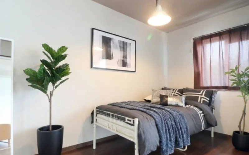 オシャレな寝室♪大き目の窓がございますので自然光で目覚めることができます！また、収納スペースが豊富なので収納に困ることなく、お過ごしいただけます♪※植木と額とクッションなどの装飾は写真用です。