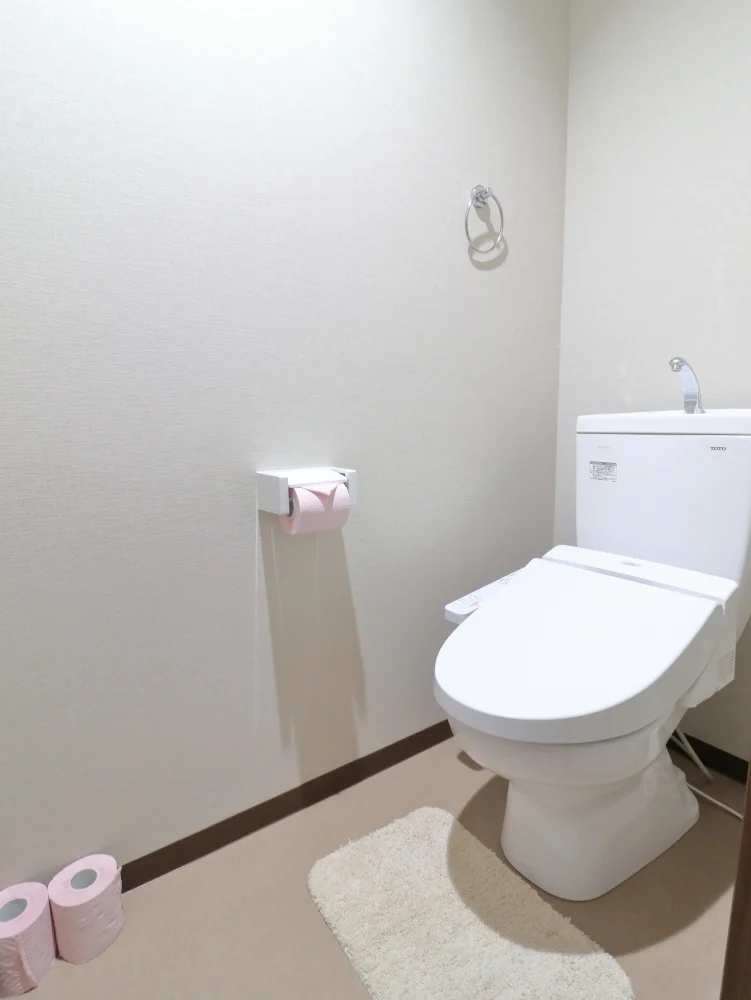 バストイレ別！トイレはなんとウォシュレット付き！トイレットペーパーやトイレブラシ等、他では置いてない備品も沢山ございますので短期～長期でお住まいの方にも「あったら助かるものが多い」と大変ご好評いただいております。