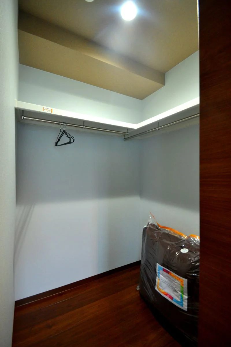 2名入居の方に嬉しいウォークインクローゼット(^^♪大きなキャリーケースでも楽々収納いただけます！