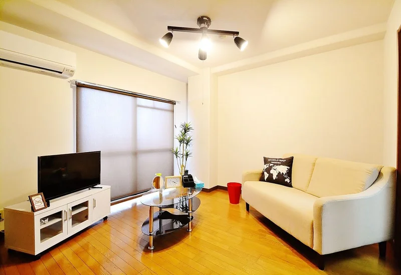 室内はとても明るく、オシャレな雰囲気です♪また２ＤＫの物件ですので、お子様連れのファミリーなどの複数名でもご利用頂けます！ソファ・テレビ・テレビボード・テーブル・エアコン・ダストボックスまでご用意しております☆これらのレンタル料金は0円で提供させていただいております＾＾