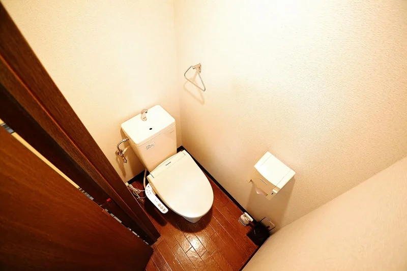 ウォッシュレット付のトイレです☆トイレットペーパーもご用意しておりますので入居日にご用意していただく必要はございません！また、徒歩1分のところにドラッグストアザグザグがございますので必要なものがございましたらすぐお買い求め頂けます♪