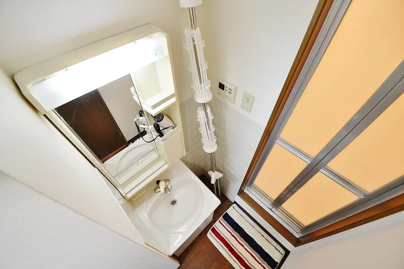 こちらのお部屋は忙しい朝にとても便利な独立洗面台付ですので身支度もスムーズにできますね！女性にも男性にもありがたい設備です♪岡山･倉敷ウィークリーマンションでは敷金･礼金･仲介手数料などの初期費用を無料で提供させていただいております☆