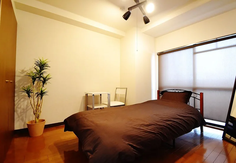 寝室も広めのお部屋となりますので、ゆっくりとお休みいただけるかと思います。また、こちらのお部屋にはデスクとチェアのご用意しておりますのでパソコンや資料の記入などの事務作業にもお使い頂けます！弊社では岡山県最安値でお部屋を提供させていただいておりますのでご予約はお早めに♪