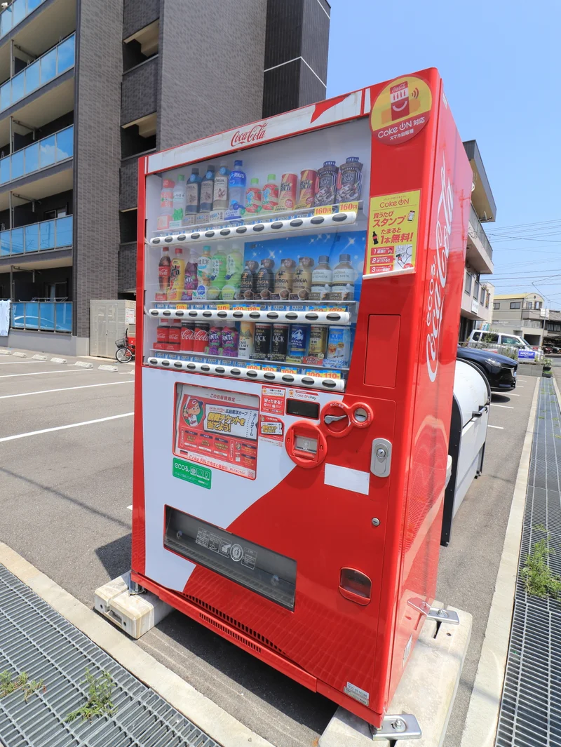敷地内自販機　コンビニに行かなくても飲み物が購入できるので便利です