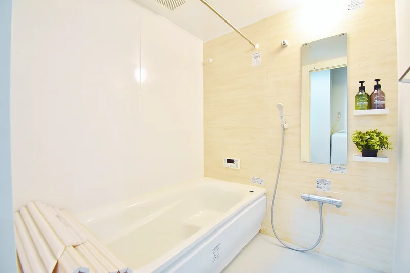 お風呂・トイレ別なので湯舟にゆっくり使って一日の疲れも癒せます♪なんと浴室乾燥暖房機付き！(゜゜)天気など関係なく洗濯ができます！また、シャンプーやボディーソープもご用意させていただいてますので、入居してすぐに入浴いただくことも可能です。