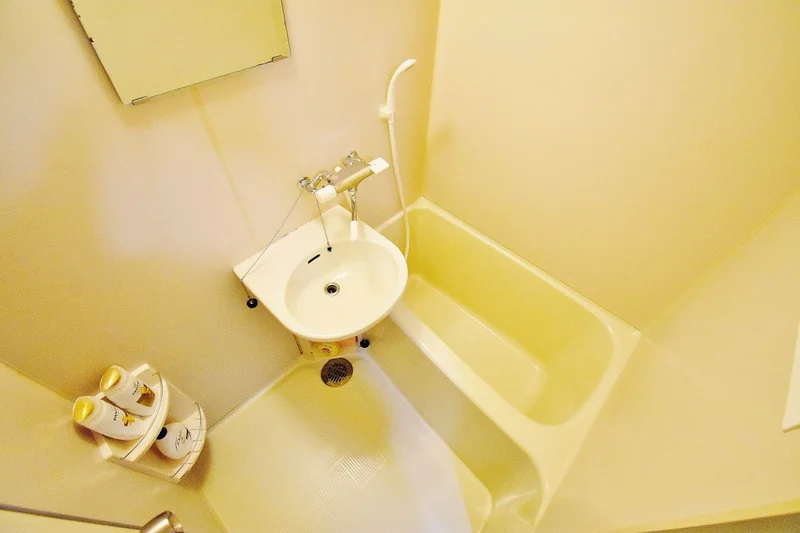 バストイレ別ですので、女性でも安心してご利用いただけます♪バスルームにはシャンプー･リンス・ボディソープ・風呂用洗剤・スポンジをご用意しておりますのでぜひご活用ください！尚、シャンプーとリンスは別にご用意しております＾＾