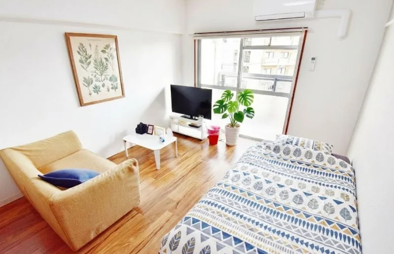 お部屋には、ベッド・寝具・ソファ・ローテーブル・テレビ・テレビボード・掃除機・パラソルハンガー・全身鏡・ﾃｰﾌﾞﾙ鏡・時計・お部屋用消臭剤・ダストボックスなどご用意しております！5階の日当たりも抜群のお部屋ですのでごゆっくりおくつろぎいただけるかと思います☆※植木と額は写真用です。