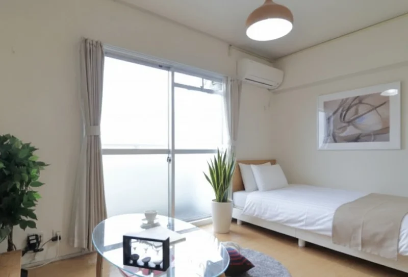 暖かい印象のお部屋です！自宅で暮らすようなゆったりとした空間が魅力的♪出張の方はもちろん、学生さんや観光でいらっしゃる方にもKマンスリーのお部屋は家具・家電・備品の充実度が高いため大変ご好評いただいております※植木と額とクッションなどは写真用です。