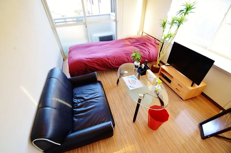 大きめのソファが嬉しいです^^テレビを見ながら寛げちゃいますね。まるで自宅のように過ごせるのがマンスリーの強みですね。