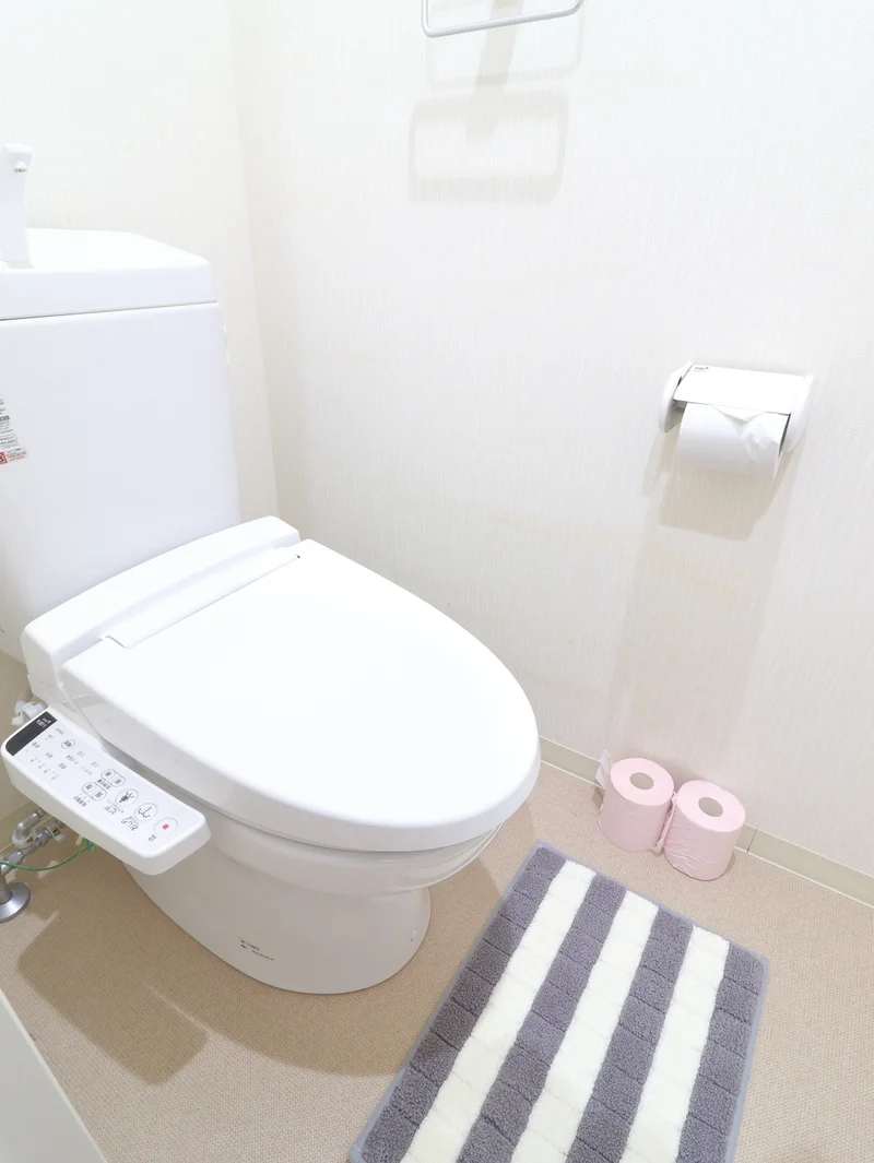 バストイレ別！トイレはなんとウォシュレット付き！トイレットペーパーやトイレブラシ等、他では置いてない備品も沢山ございますので短期～長期でお住まいの方にも「あったら助かるものが多い」と大変ご好評いただいております。