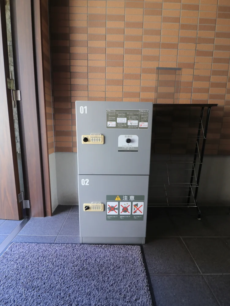 宅配ボックス　インターネットでの購入品など受け取りに便利！　日中留守にされることが多くても安心の設備です。