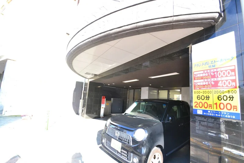 マンションのすぐ下、敷地内コインパーキングがあります！車でご利用になりたい方にぴったり♪ちょっと買い物に行くときなど非常に便利ですね！