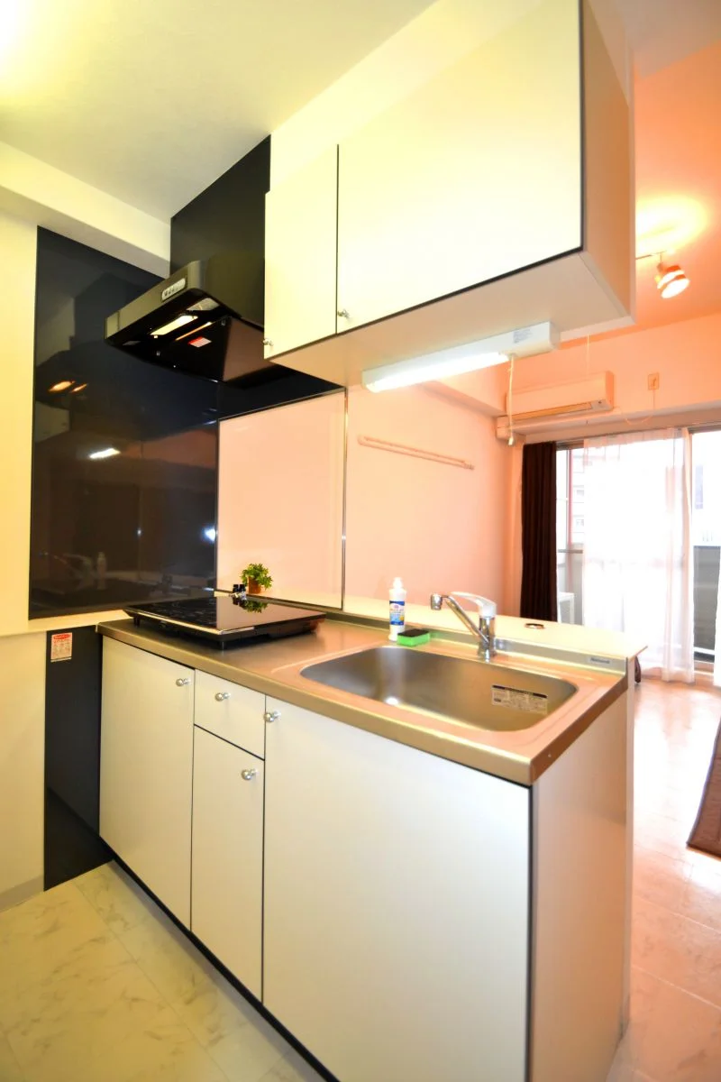 キッチンはシステムキッチンでシンクも広いので洗いものも楽々♪調理器具や食器洗剤、スポンジなど一通り準備しておりますので、入居いただいた日からすぐ自炊可能です。コンロはなんと二口もついております！！料理の幅が広がりますね♪料理好きの方におすすめです。