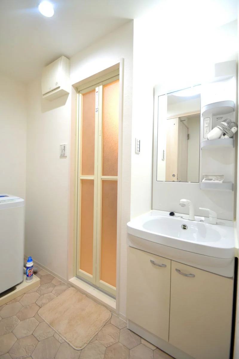 忙しい朝でも余裕をもって身だしなみが整えることができる独立洗面台！室内洗濯機なので天気が悪い日でも洗濯することができます。また、洗濯洗剤もご用意しておりますので、入居即日に洗濯可能です♪