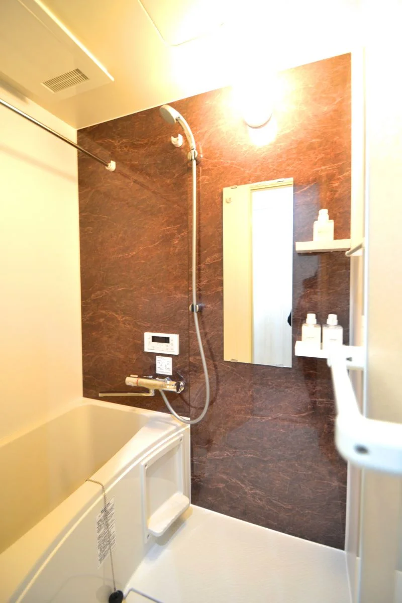 バストイレ別！シャンプーやボディーソープをご用意させていただいてるので入居してすぐ湯舟に浸かって疲れを癒すことができます！更に浴室乾燥機付き♪天気が悪い日でも洗濯ものを干すことができるなんて助かりますね(^^♪