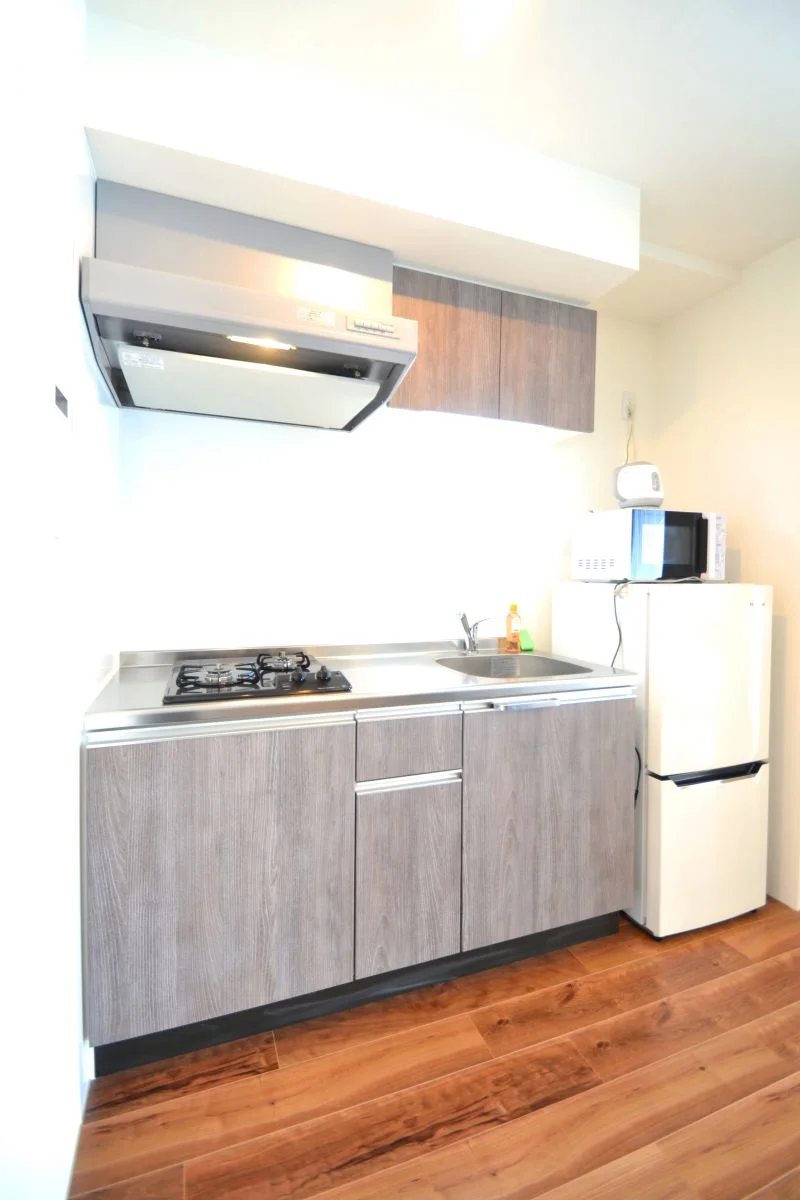 お洒落なシステムキッチン！自炊される方は嬉しい2口ガスコンロです(^^♪フライパンなどの調理器具やお皿、食器用洗剤もご用意させていただいてるので入居してすぐ自炊可能！お近くにスーパーがございますので食材を購入して入居いただくのもよさそうです！