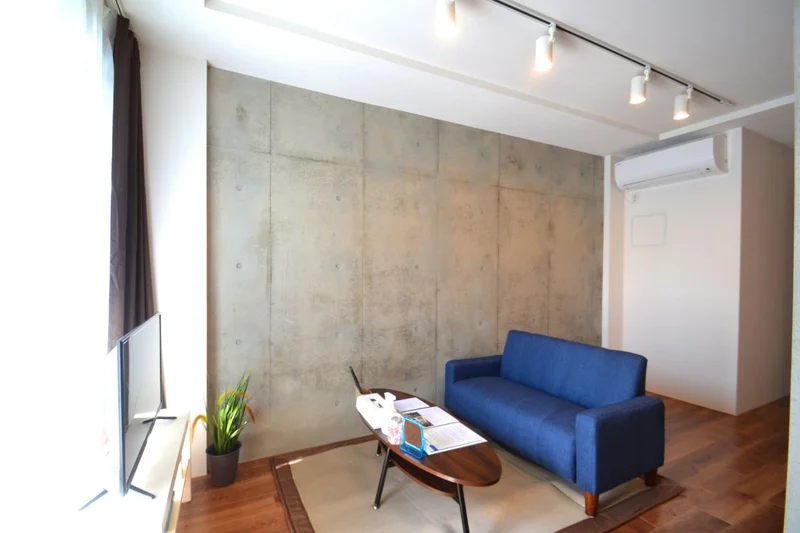 大き目なテレビやソファーがあり、ゆっくり寛げる空間となっております。家具家電だけでなく、ティッシュやリセッシュ等もご用意させていただいてますので、短期～長期でお住まいの方にもあったら助かるものが多いと、大変ご好評いただいております！！