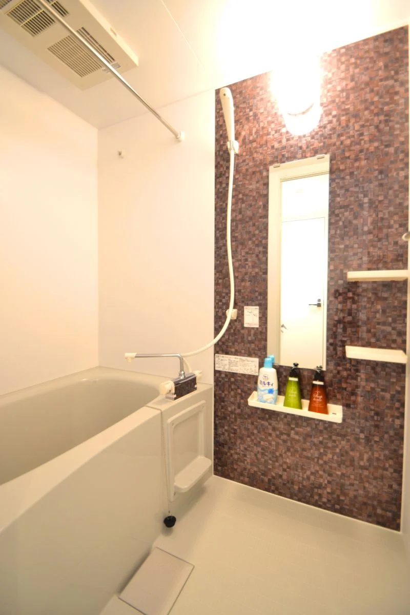 サーモスタッド付き！お湯張り機能あり♪シャンプーやボディーソープをご用意させていただいてるので入居してすぐ湯舟に浸かって疲れを癒すことができます！更に浴室乾燥機付き♪天気が悪い日でも洗濯ものを干すことができるなんて助かりますね(^^♪