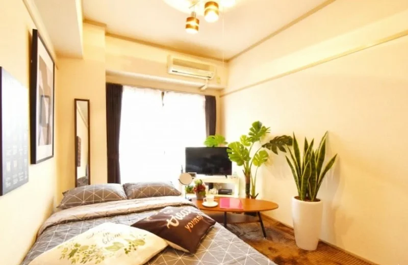 暖かい雰囲気のお部屋！自宅で暮らすようなゆったりとした空間が魅力的♪出張の方はもちろん、学生さんや観光でいらっしゃる方にもKマンスリーのお部屋は家具・家電・備品の充実度が高いため大変ご好評いただいております。※植木と額とクッションなどの装飾は写真用です。