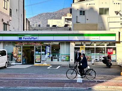 ファミリーマート 呉中通三丁目店まで徒歩1分
