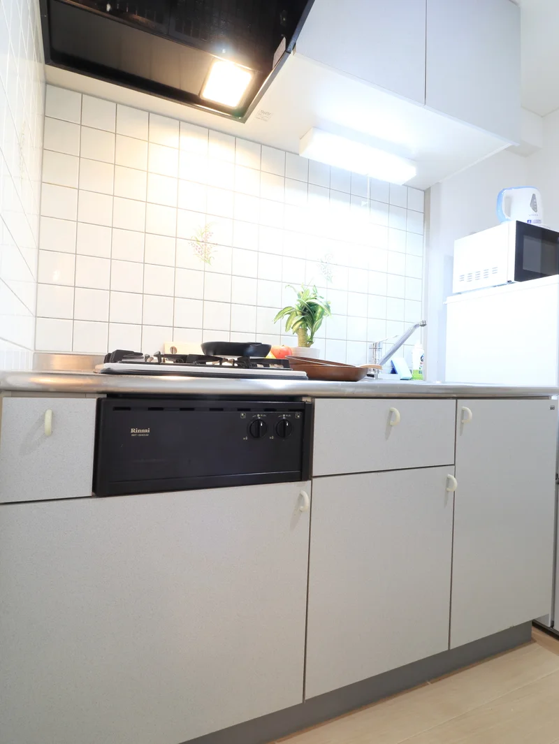広々としたキッチン！　調理器具や食器類だけでなく冷蔵庫や電子レンジ、電機ケトルなど家電もそろっていて満足度の高いラインナップ！