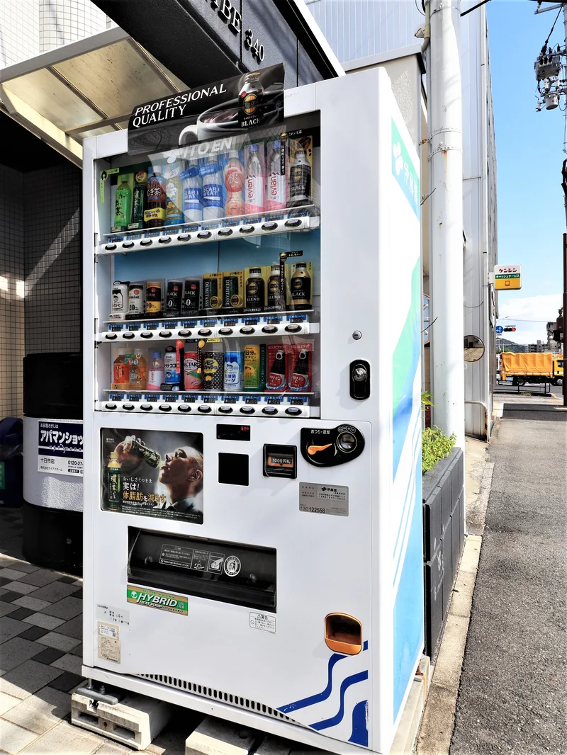 敷地内自販機　コンビニに行かなくても飲み物が購入できて便利♪