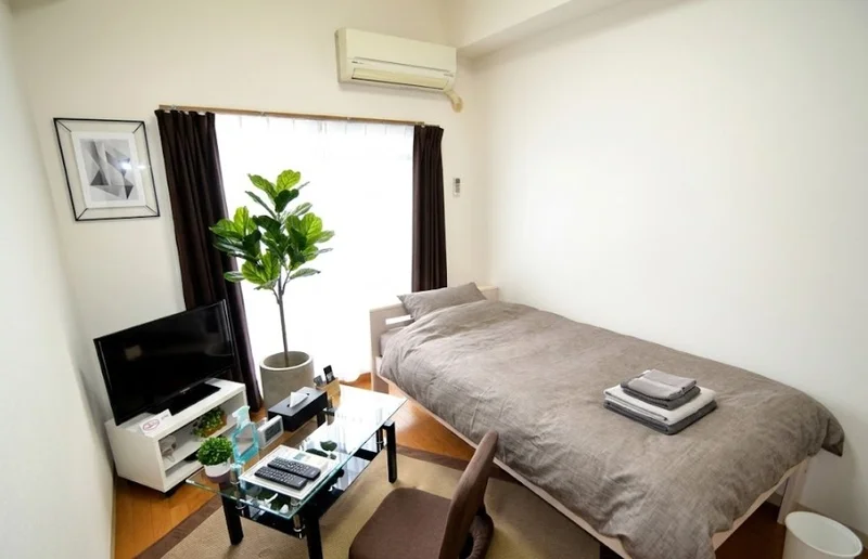 ネット無料♪暖かい雰囲気が魅力的な1K！家具家電付きで入居されたその日から自宅のようにくつろいでいただける空間となっております。※植木と額は写真用です。