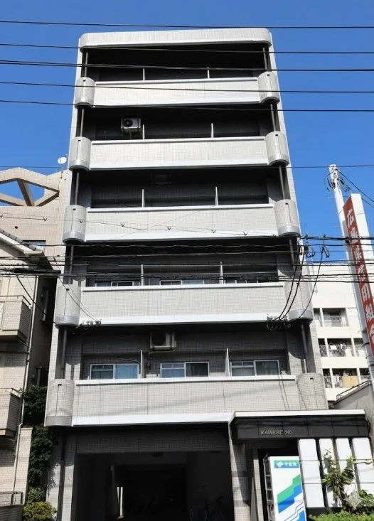 駐輪場・ゴミ収集敷地内にあり♪周辺には銀行・飲食店、コンビニ等生活をする際に助かるお店が多数ありますので、便利な立地です。