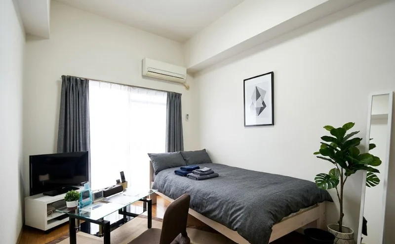 座椅子付き♪大きな窓があるので日当たり抜群！！家具家電だけでなく、追加料金なしで卓上ミラーやリセッシュなどの備品も沢山ご用意しております(＾＾)※植木と額とクッションなどの装飾は写真用です。