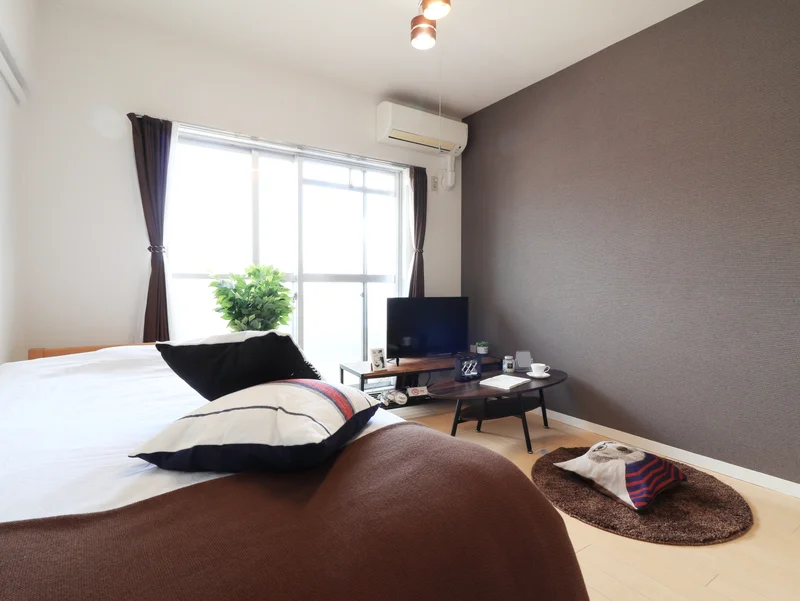 標準的な１Kタイプの洋室で、主要な家具家電の他に様々な備品をご用意しております。バスタオル・フェイスタオルも2枚ずつご用意しておりますますので、洗濯をし忘れた場合でも安心です。空気清浄機やスプレー式消臭剤、掃除機等も標準装備でご案内しておりますので、いつでもお部屋を清潔に保つことが出来ます。(*’ω’*)