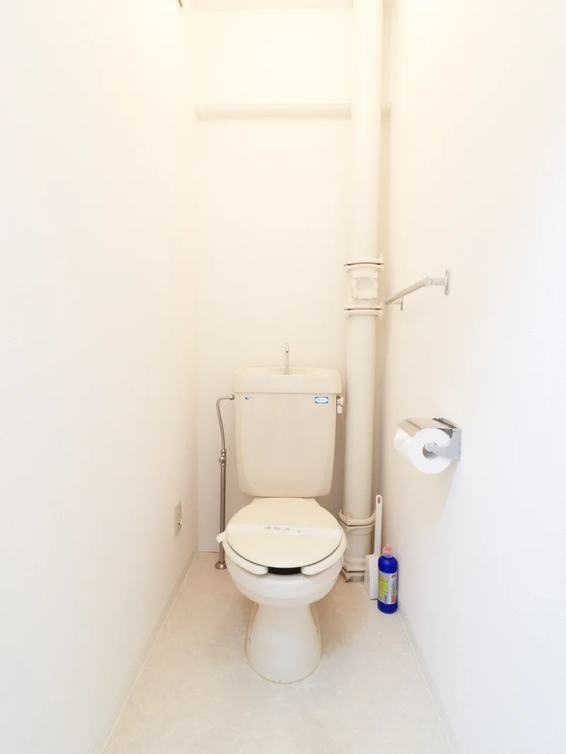 嬉しい風呂トイレ別設計で、トイレットペーパーも3ロールご用意しておりますので、短期から長期まで様々なお客様に安心してお使いいただけます。もちろん、トイレブラシもご用意しておりますので、いつでも清潔にご利用していただくことが出来ます。(*’ω’*)