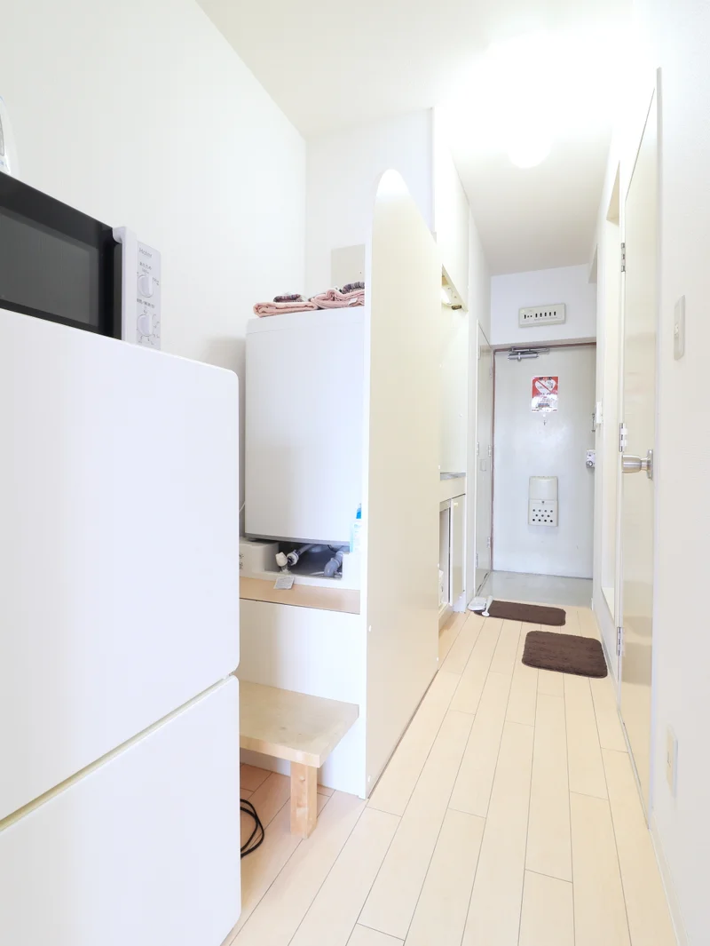 室内に洗濯機を配置しておりますので、雨の日でも洗濯することが可能でございます。靴ベラや使い捨ての新品スリッパも備品としてご用意しておりますので、ご自由にお使いください。(*’ω’*)
