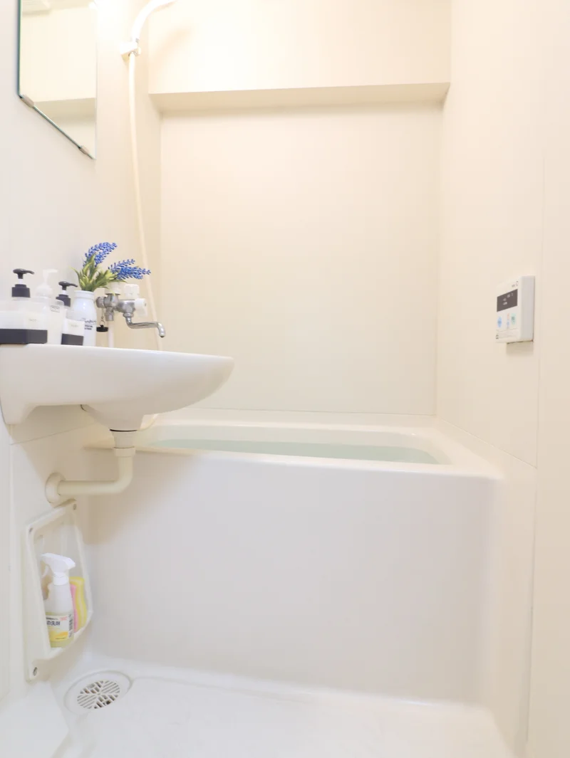 嬉しい風呂トイレ別設で、気兼ねなくお使いいただけます。シャンプー・コンディショナー・ボディーソープを完備し、新品のボディータオルもご用意。勿論、洗剤とスポンジもあるので、掃除も可能です。風呂桶もご用意しておりますので、湯船に浸かっていただく際にも便利。普段家では浸からないけれど、という人こそ、ご利用していただければと思います。(*’ω’*)