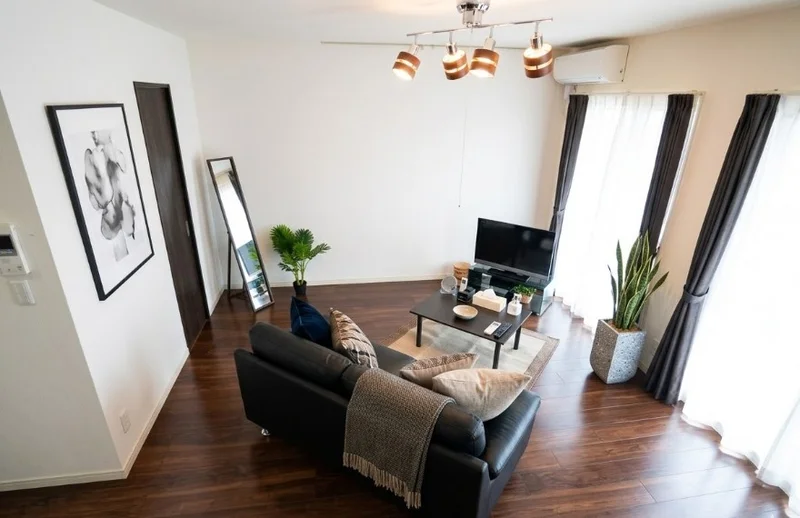 大き目なテレビやソファーがあり、ゆっくり寛げる空間となっております。家具家電だけでなく、ティッシュやリセッシュ等もご用意させていただいてますので、短期～長期でお住まいの方にもあったら助かるものが多いと、大変ご好評いただいております！！※植木と額とクッションなどの装飾は写真用です。