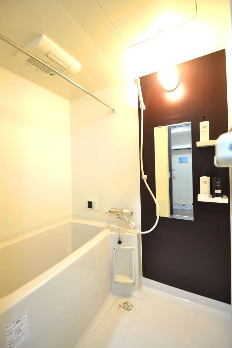 バストイレ別！シャンプーやボディーソープをご用意させていただいてるので入居してすぐ湯舟に浸かって疲れを癒すことができます！更に浴室乾燥機付き♪天気が悪い日でも洗濯ものを干すことができるなんて助かりますね(^^♪
