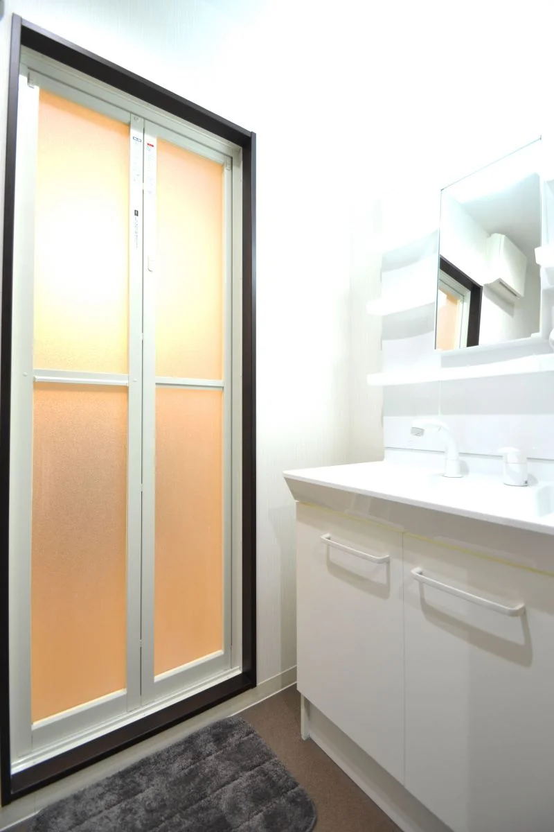 脱衣場付き！忙しい朝でも余裕をもって身だしなみが整えることができる独立洗面台なのも非常に便利(^^♪