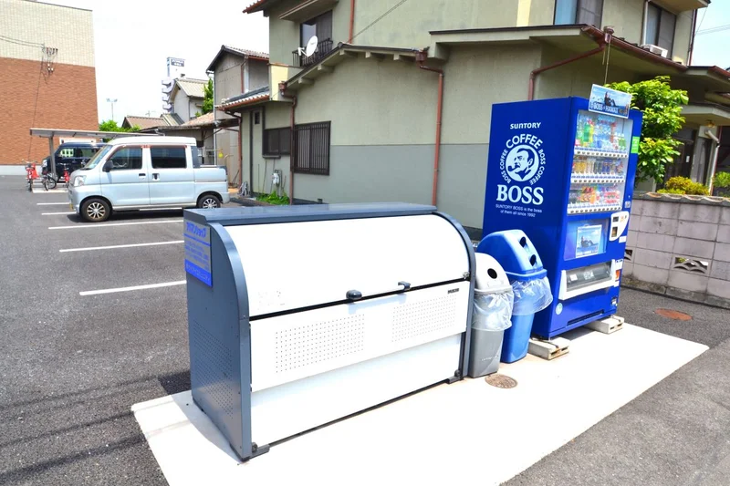 ゴミ置き場・自動販売機もありますのでとても便利(^^♪