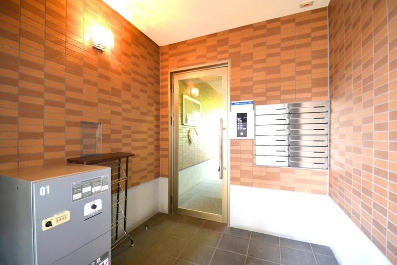 オートロック完備なのでセキュリティ面でも安心！さらに宅配BOXもございますので、荷物を受けとるために予定を変更する必要もございません！