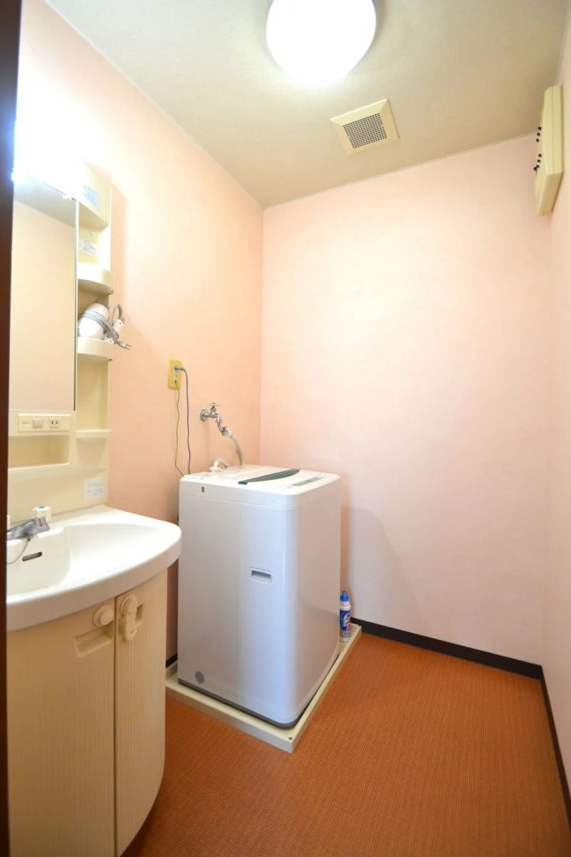 忙しい朝でも余裕をもって身だしなみが整えることができる独立洗面台！室内洗濯機なので天気が悪い日でも洗濯することができます。また、洗濯洗剤もご用意しておりますので、入居即日に洗濯可能です♪
