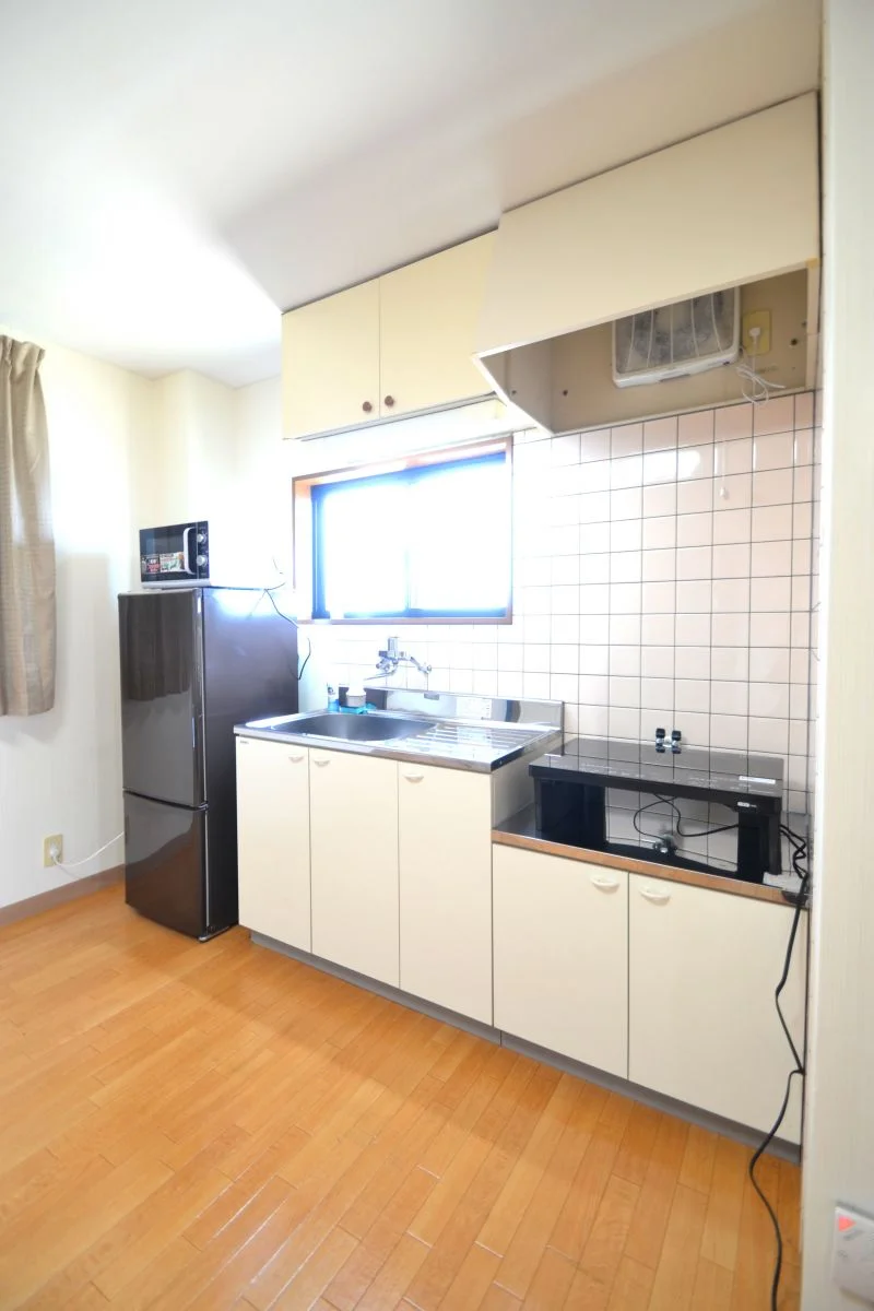 キッチンはお掃除がしやすいIHコンロとなっております(^^♪フライパンなどの調理器具ももちろんIH対応のものをご用意しておりますので、入居されたその日より自炊可能です！