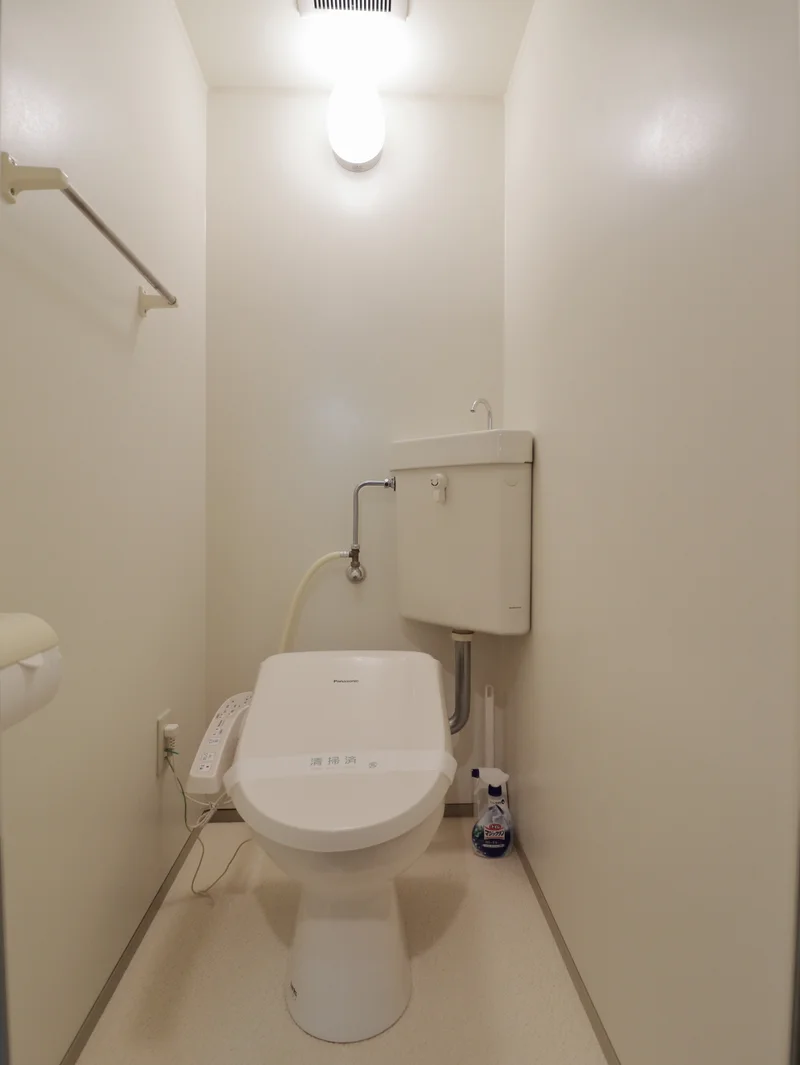 バストイレ別！トイレはなんとウォシュレット付き！トイレットペーパーやトイレブラシ等、他では置いてない備品も沢山ございますので短期～長期でお住まいの方にも「あったら助かるものが多い」と大変ご好評いただいております。