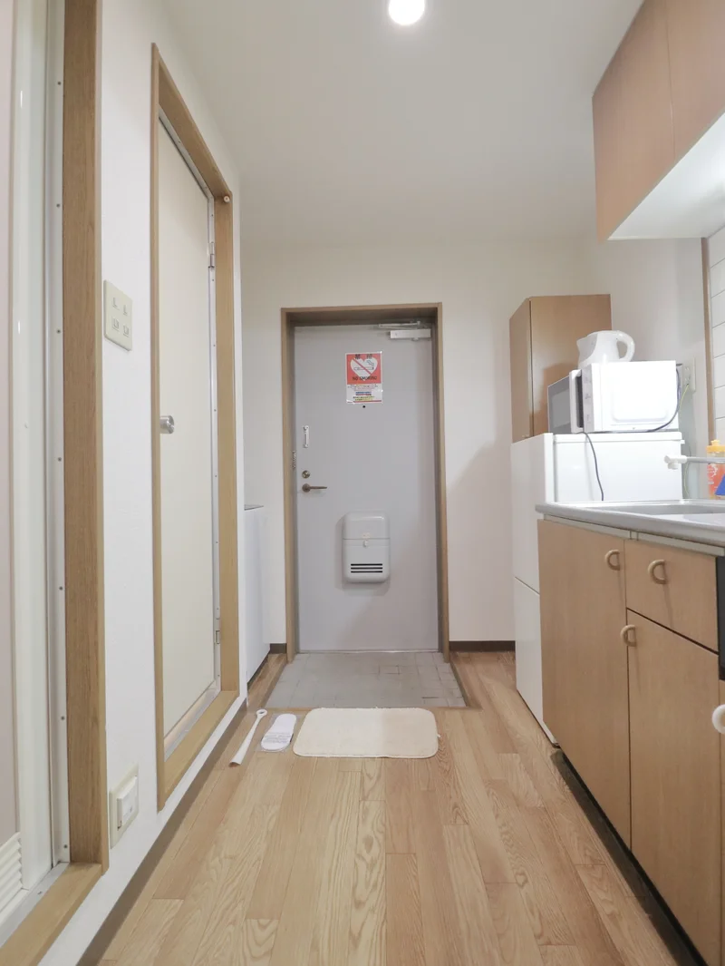 室内洗濯機がございますので、天気が悪い日でも洗濯をすることができます♪さらに洗剤もご用意させていただいており、入居即日洗濯可能！