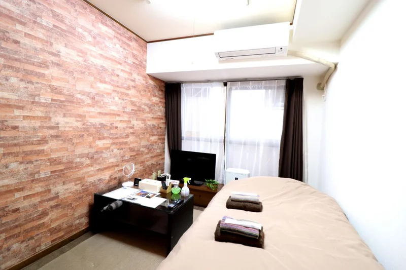 デザインクロスでお洒落な空間(^^♪家具家電付きで入居されたその日から自宅のようにくつろいでいただける空間となっております。