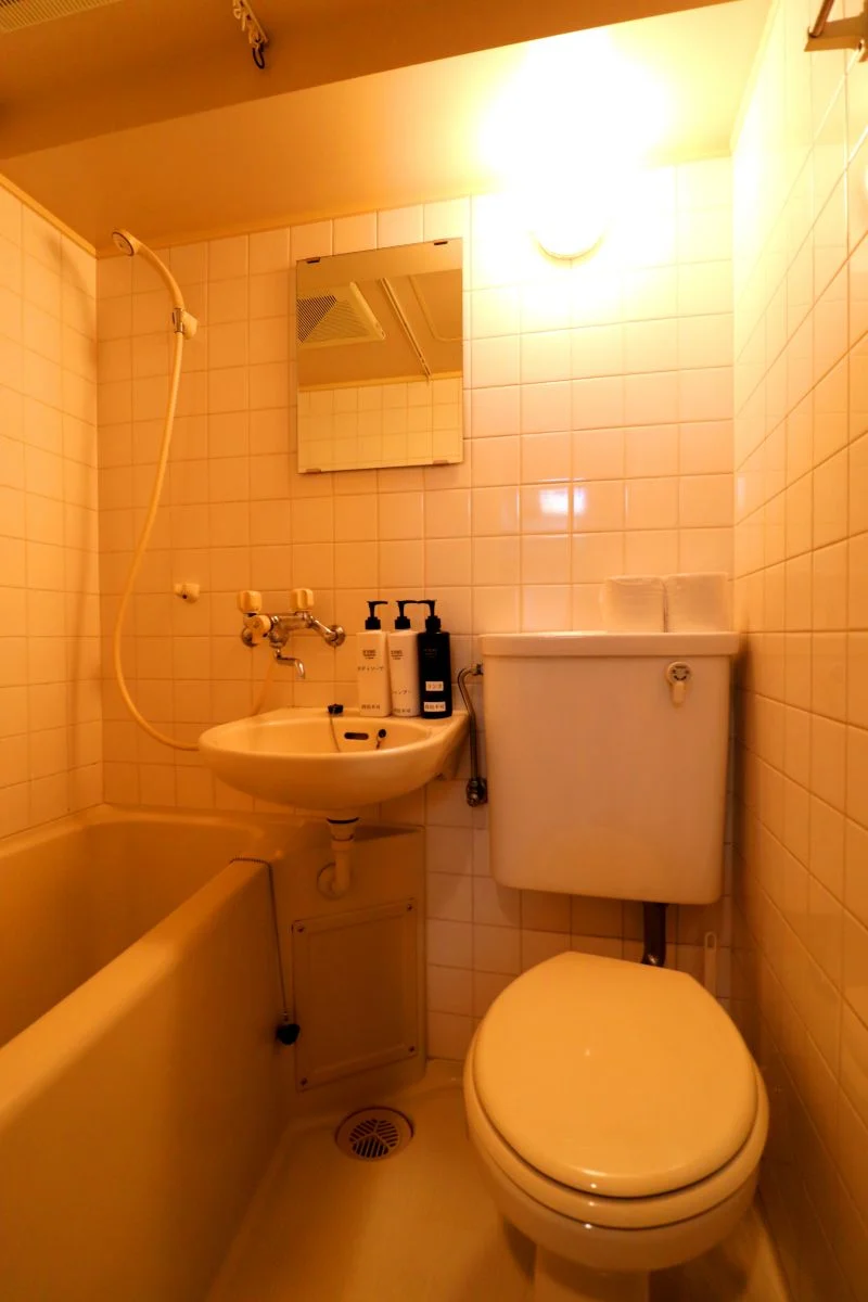 ささっとお風呂を済ませたい方にオススメのユニットバス！シャンプー・ボディーソープなど充実の品ぞろえです♪また、トイレブラシなど他では置いてない備品もご用意しておりますので、短期～長期でお住まいの方にも「あったら助かるものが多い」とご好評いただいております(^^♪