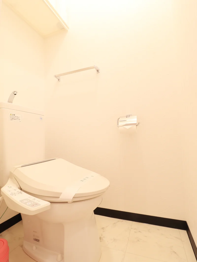 清潔感のあるトイレにウォシュレット付き(^^♪ トイレットペーパー付で　掃除道具もあり　 ゆったりと清潔な空間をご提供♪