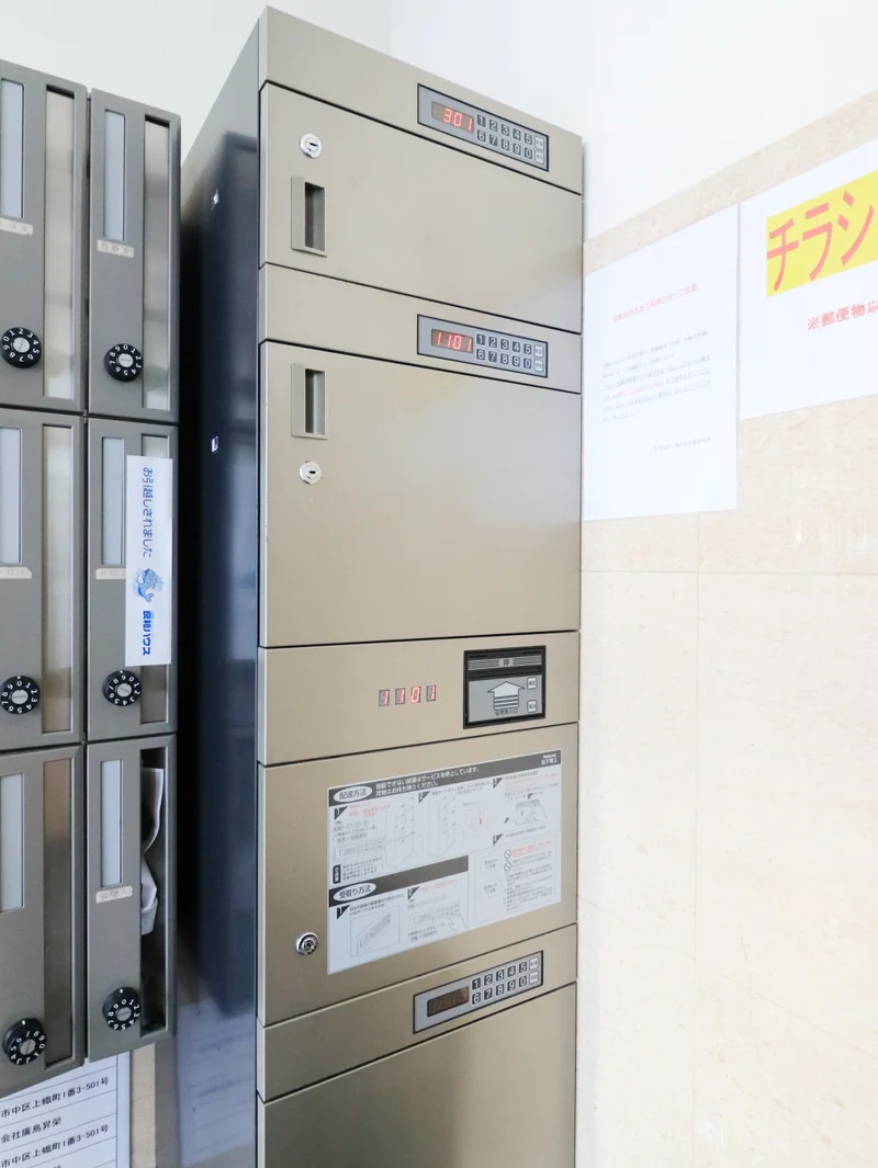 宅配ボックス　インターネットでの購入品など受け取りに便利！　日中留守にされることが多くても安心の設備です。