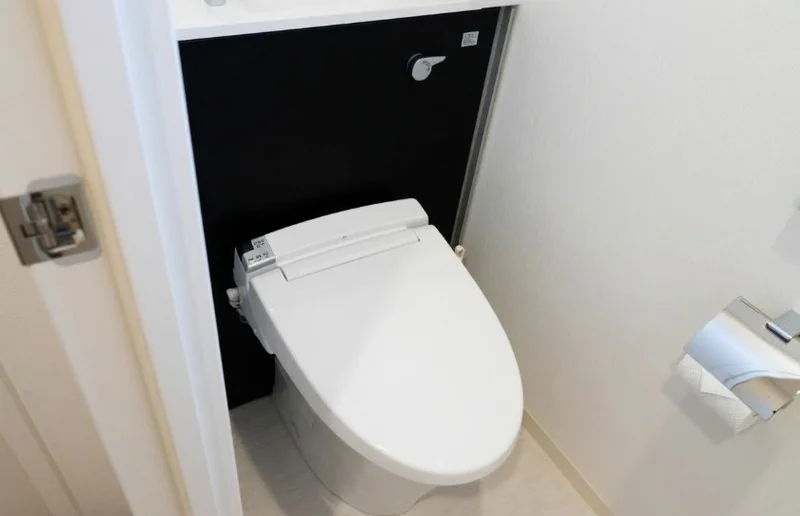 バストイレ別！トイレはなんとウォシュレット付き！トイレットペーパーやトイレブラシ等、他では置いてない備品も沢山ございますので短期～長期でお住まいの方にも「あったら助かるものが多い」と大変ご好評いただいております。