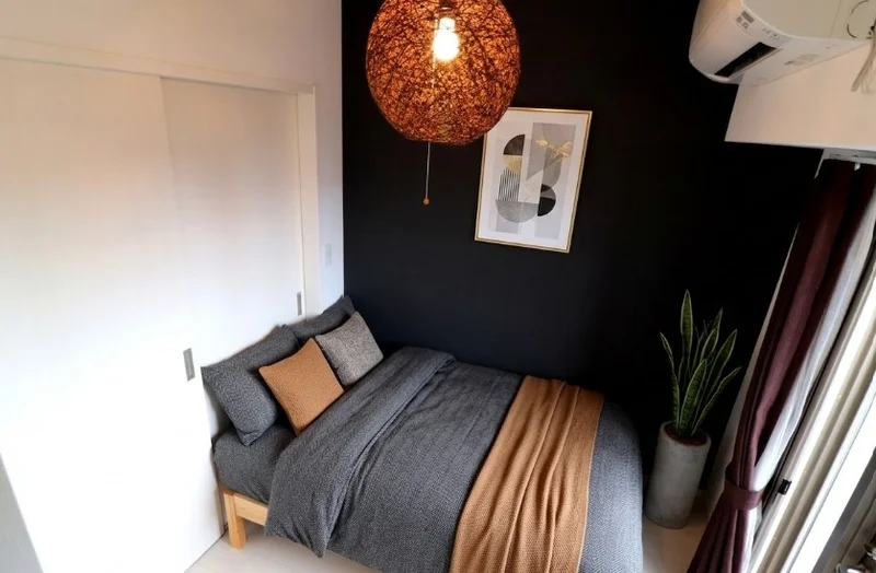 洋室は大き目な窓がありますので自然の光を浴びながら気持ちよく起床できます。照明もとってもおしゃれ♪また、収納スペースもございますので荷物の置き場所に困ることはございません(^^♪※植木と額とクッションなどの装飾は写真用です。